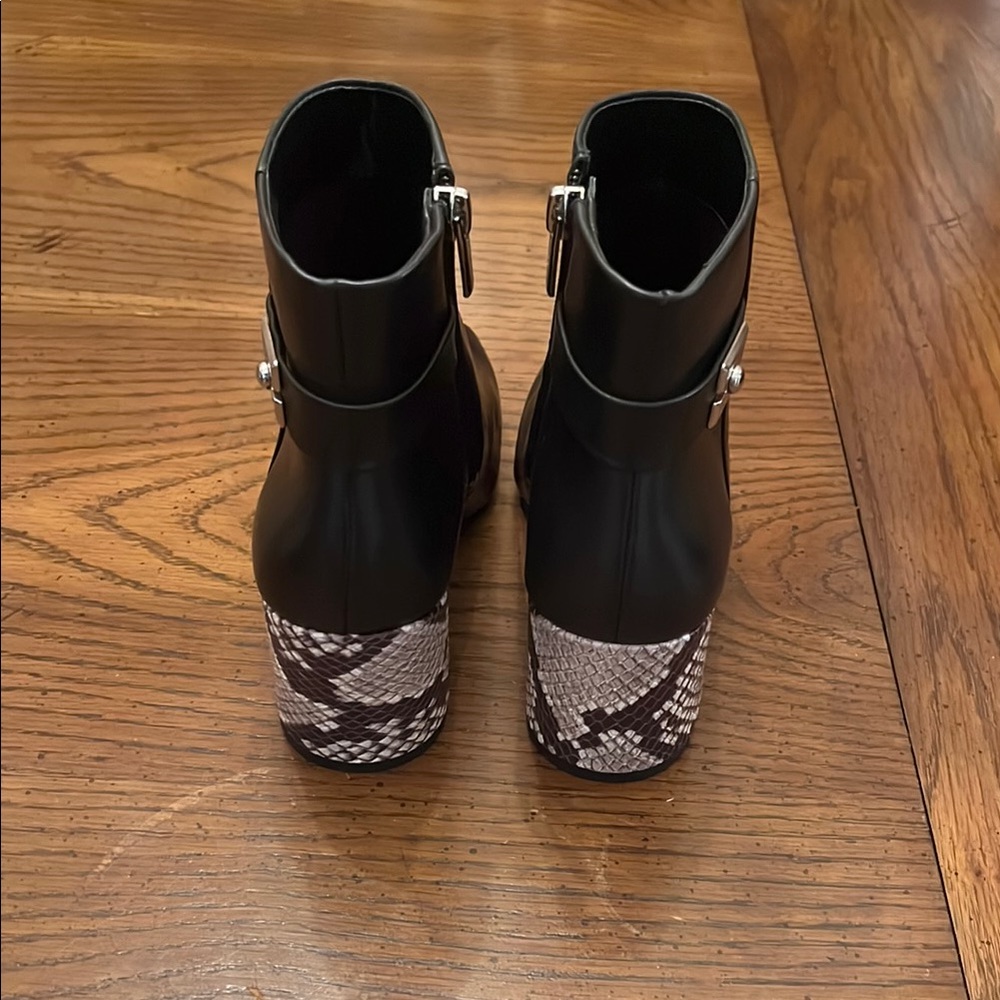 Vince Camuto laiklen Snakeskin Heel Ankle Bootie - Picture 4 of 13